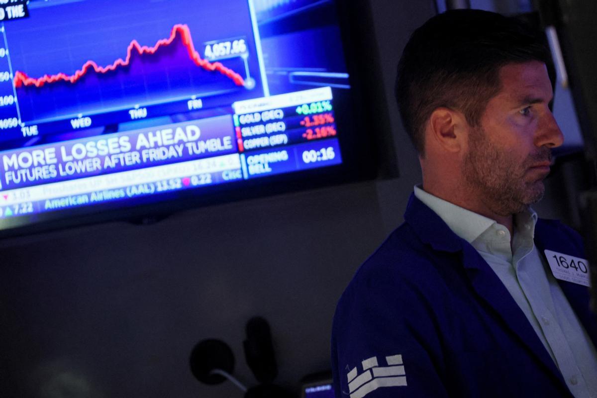 Un agente de bolsa en la Bolsa de Nueva York (NYSE).