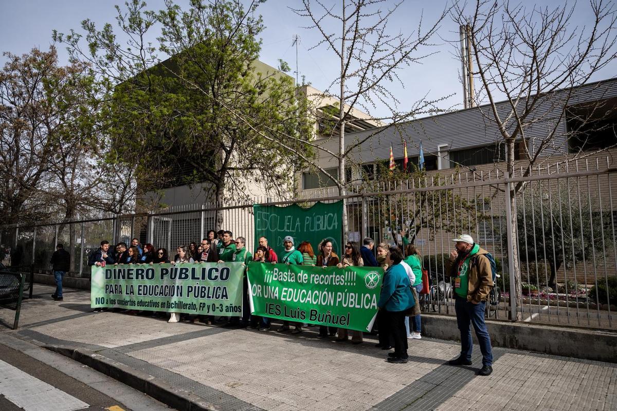 Concentración en defensa de la escuela pública en el IES Luis Buñuel de Zaragoza. Concentración en defensa de la escuela pública en el IES Luis Buñuel de Zaragoza.