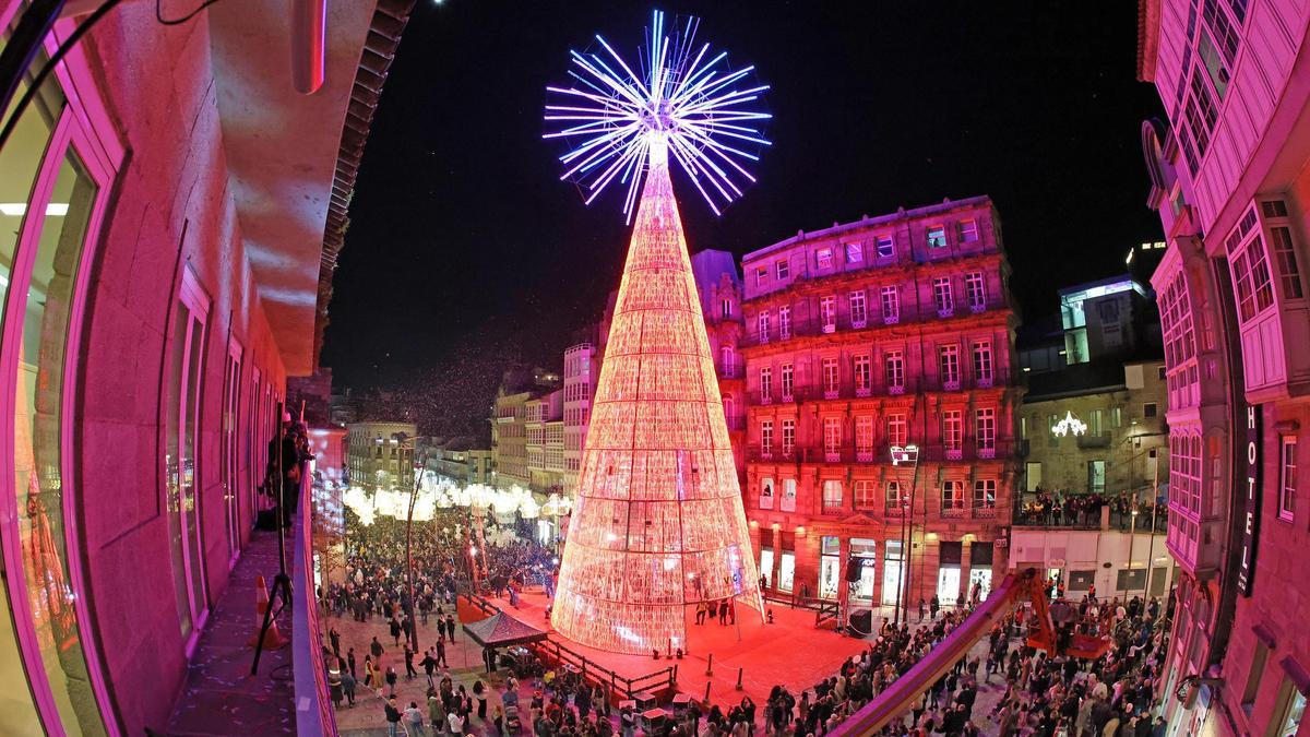 Árbore de Nadal durante o seu acendido.