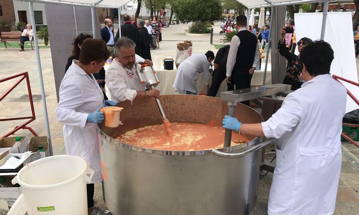 Elaboración del salmorejo gigante en Cañete.