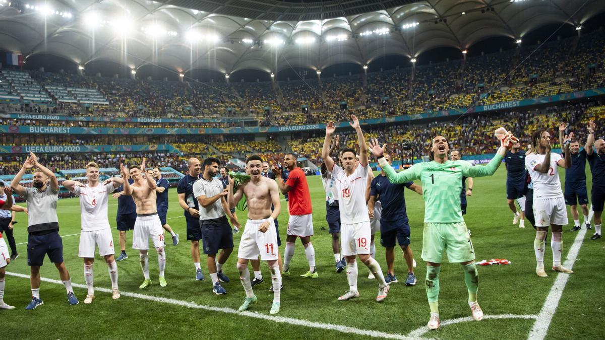 Los jugadores de Suiza celebran el pase a cuartos tras batir a Alemania