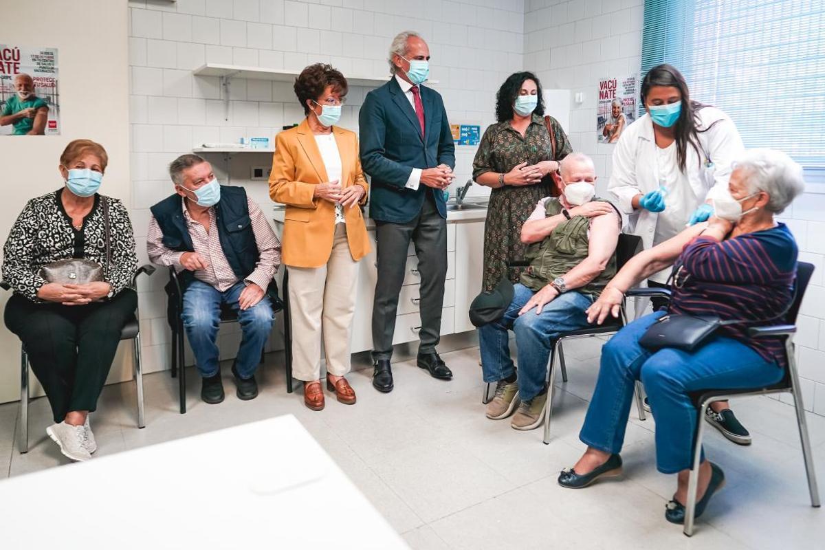 El consejero de Sanidad, Enrique Ruiz Escudero, en un centro de salud.