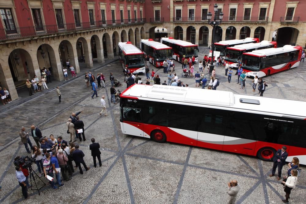 Presentación de la nueva imagen de los autobuses de EMTUSA