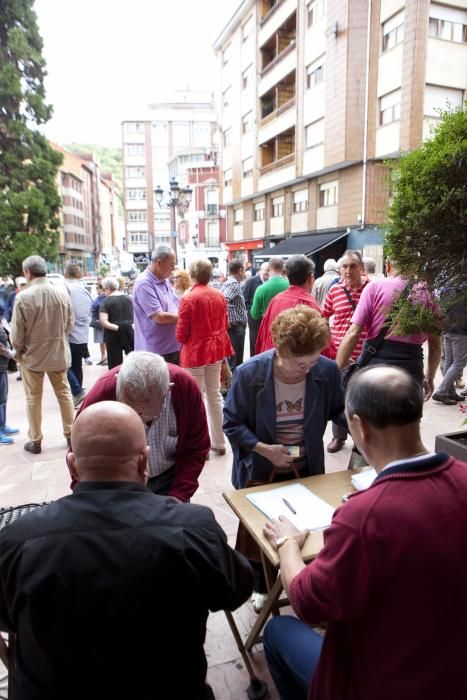 Manifiesto y entrega de firmas a favor de mantener la imagen de la Virgen del Carbayu en el Ayuntamiento de Sama