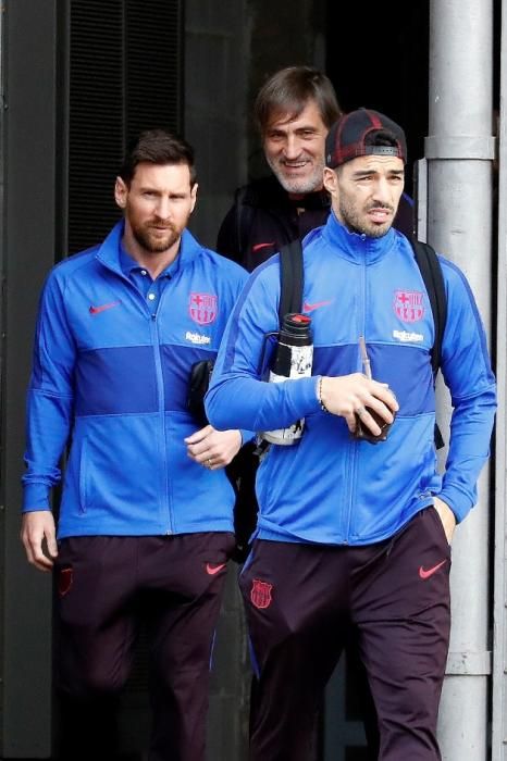 Els jugadors del Barça surten del Camp Nou