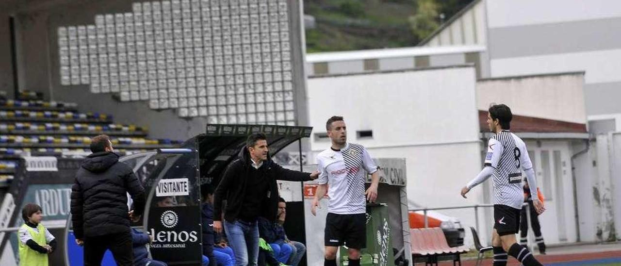 Iván Ania imparte instrucciones a Cristian con David González a la derecha.