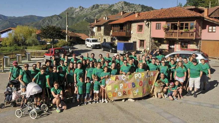 Participantes en la marcha por los pueblos de Sobrescobio, ayer, antes del inicio de la actividad en Campiellos.