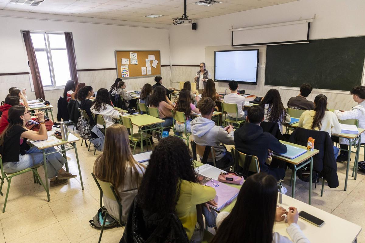 Alumnado dando clase en el IES Lluis Vives de Valencia.