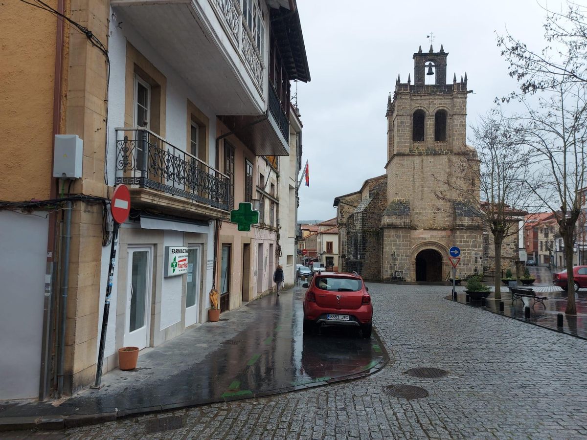 Exterior del establecimiento, con la colegiata al fondo.