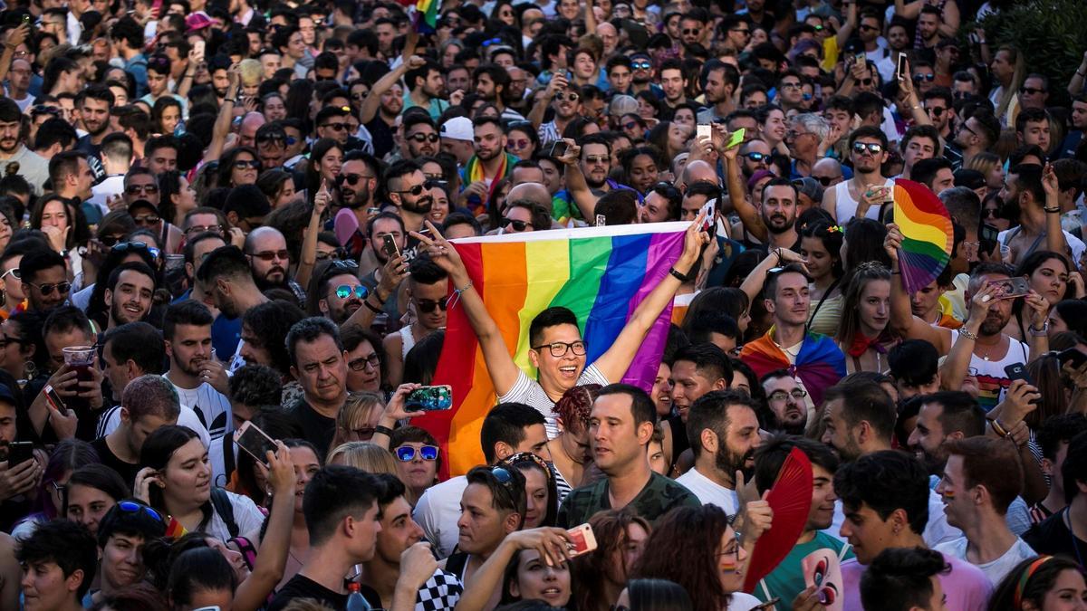 Asistentes al pregón que dio inicio a las fiestas del Orgullo 2018 en Madrid