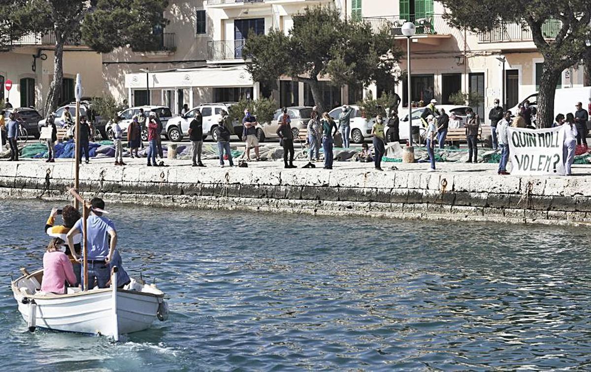 Algunas barcas se sumaron a la convocatoria. | MANU MIELNIEZUK