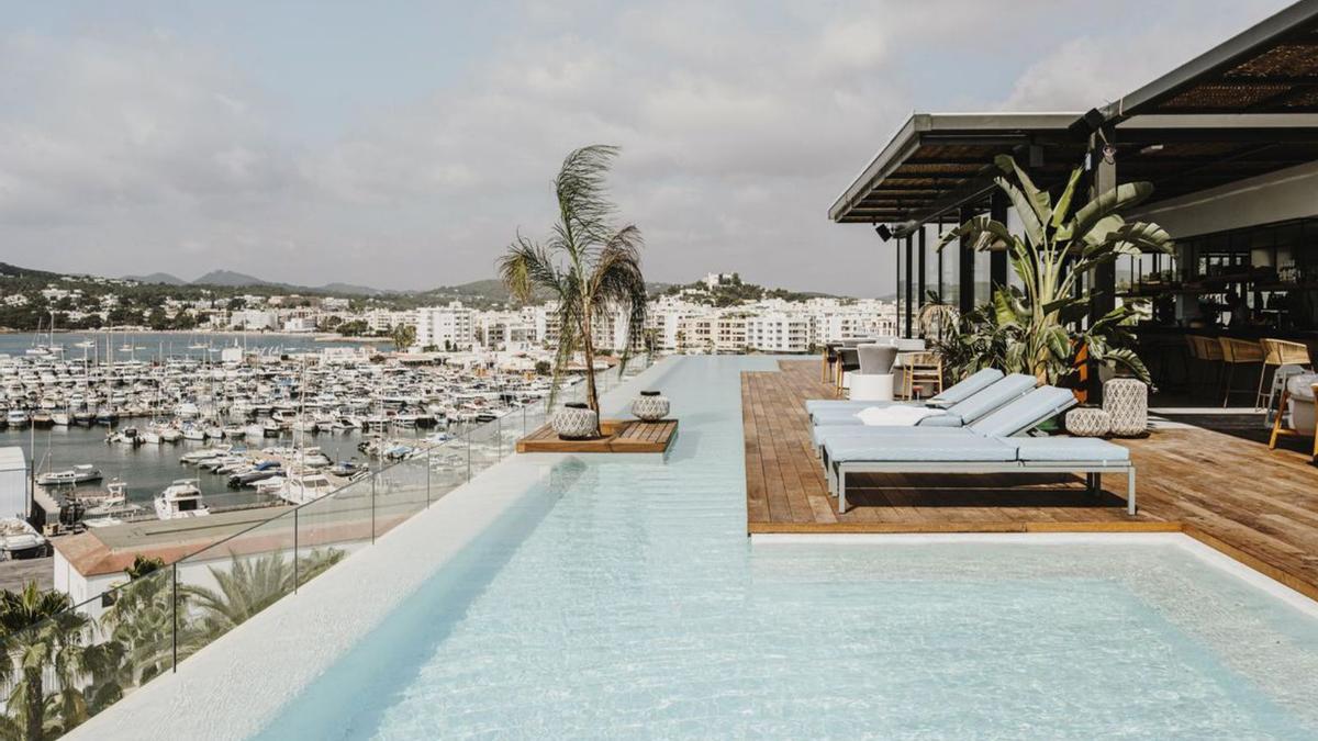 Terrazas y salones de lujo en este hotel de Santa Eulària.