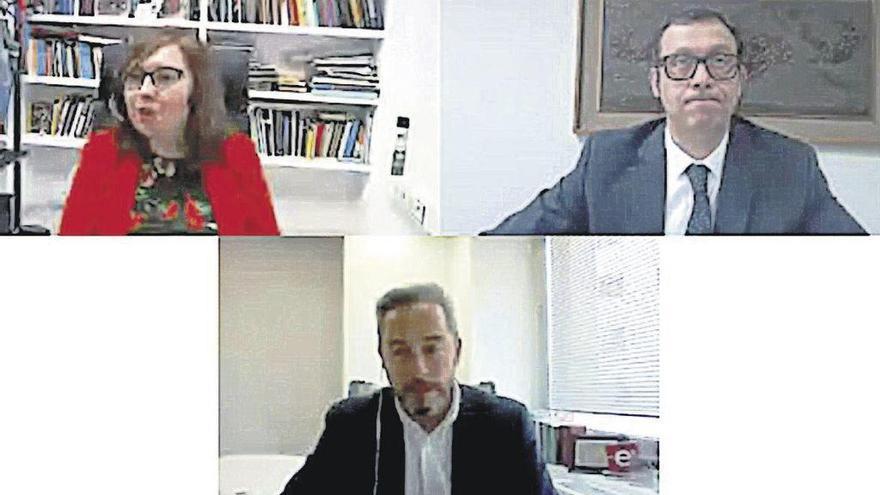 La directora del diario, Marisol López del Estal; Ricardo Barba, de Caja Rural, y Vicente González, de Avenet IT.