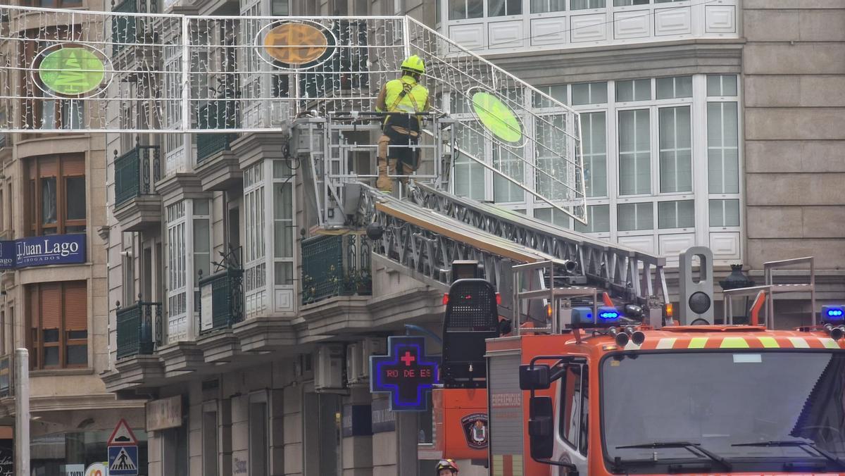 Los Bomberos de Vilagarcía reparando las luces