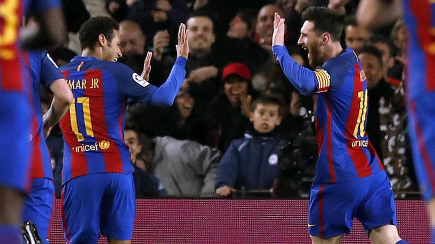Neymar i Messi celebren un dels gols de la nit