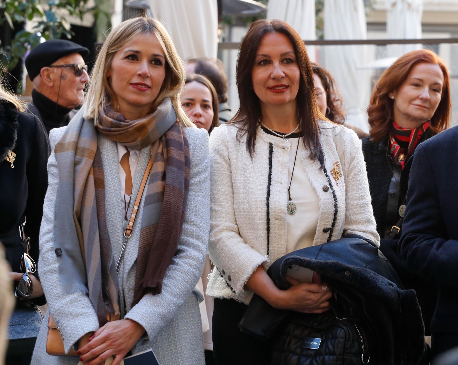 Falleras Mayores de toda una vida ante la Virgen