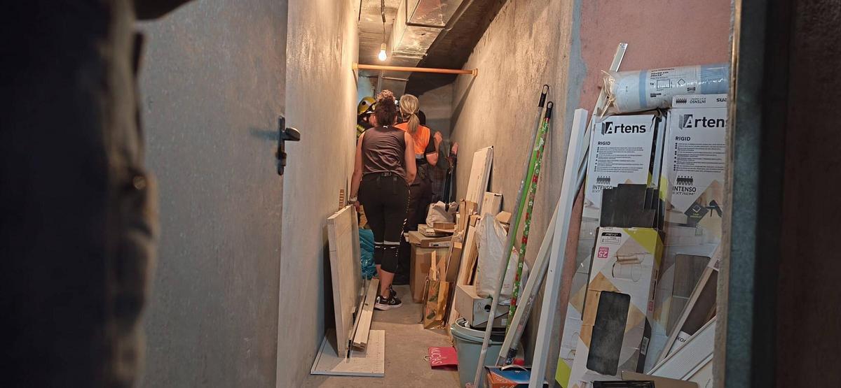 Durante el rescate del animal en el trastero del edificio y el condcuto de gases.