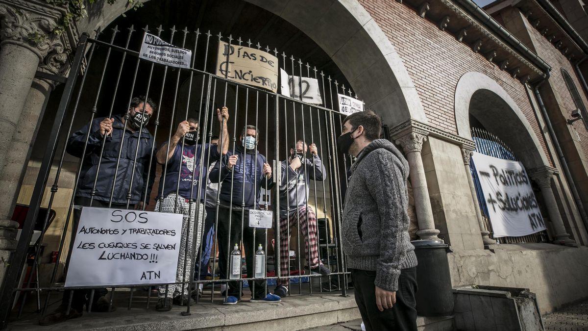 Los encerrados en La Felguera conversan con el párroco de Pola de Laviana