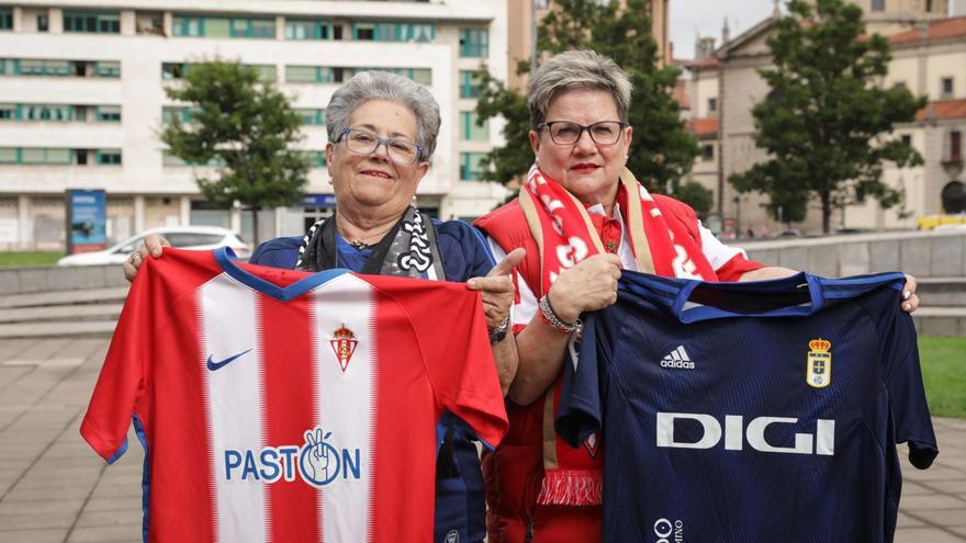 Edelmira «Miche» Riestra, con la camiseta del Sporting, y Martina Elena Gil, con la del Real Oviedo, en la plaza del Humedal, en Gijón. | Juan Plaza