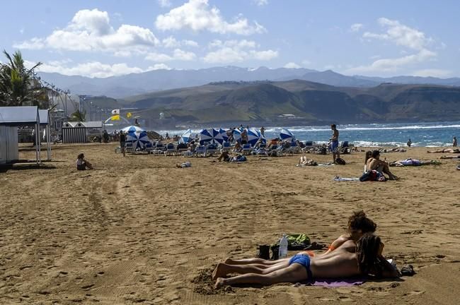 NIEVE EN LA CUMBRE DESDE LA PLAYA DE LAS CANTERAS