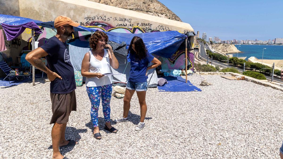 La ONU urge a España una vivienda social para un matrimonio y sus dos hijos que viven en una tienda de campaña en Alicante