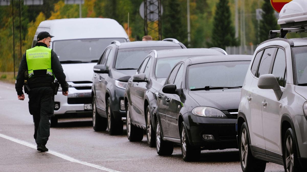 Un guardia fronterizo finlandés supervisa vehículos que cruzan la frontera con Rusia en Vaalimaa,  este jueves.