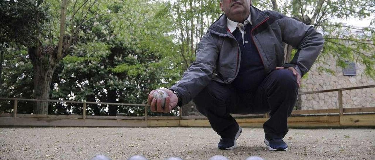 Manuel Crespo posa en el campo de petanca del parque de Loriga de Lalín, un deporte del que es aficionado. // Bernabé/Javier Lalín