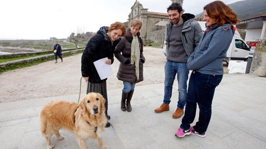 María Castro, en un descanso con familiares y con su perro. // Marta G. Brea