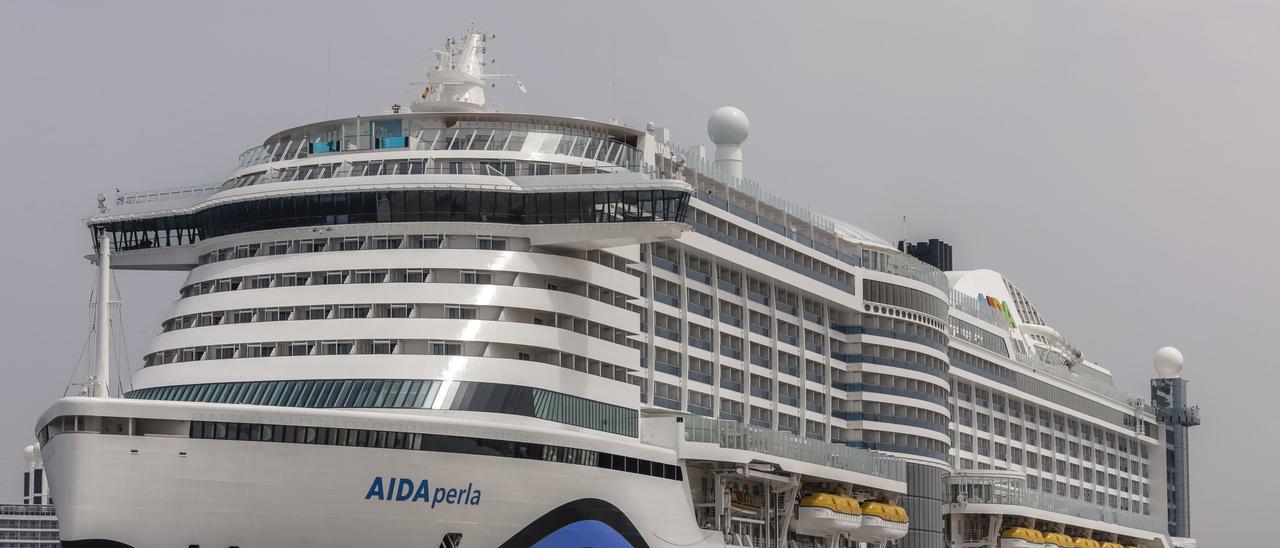 El &#039;Aida Perla&#039;, en el puerto de Palma. B. Ramon