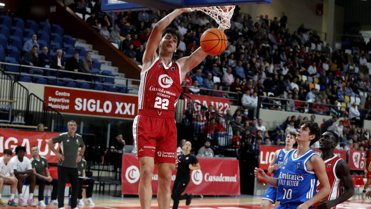 Langarita se cuelga del aro durante el partido de este lunes frente al Real Madrid.