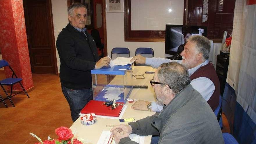 Eugenio González, votando en una mesa que preside el concejal Alfredo Iglesias // Gonzalo Núñez