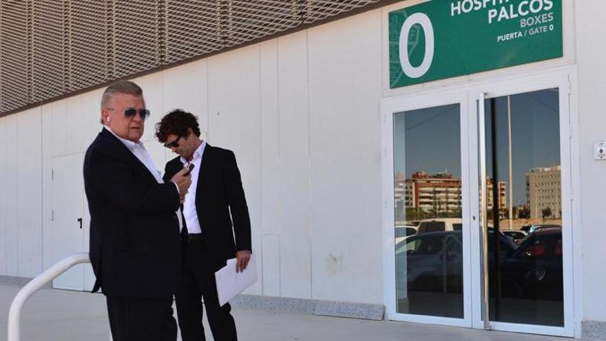 Pedro Cortés, en la puerta principal del estadio Martínez Valero, este miércoles