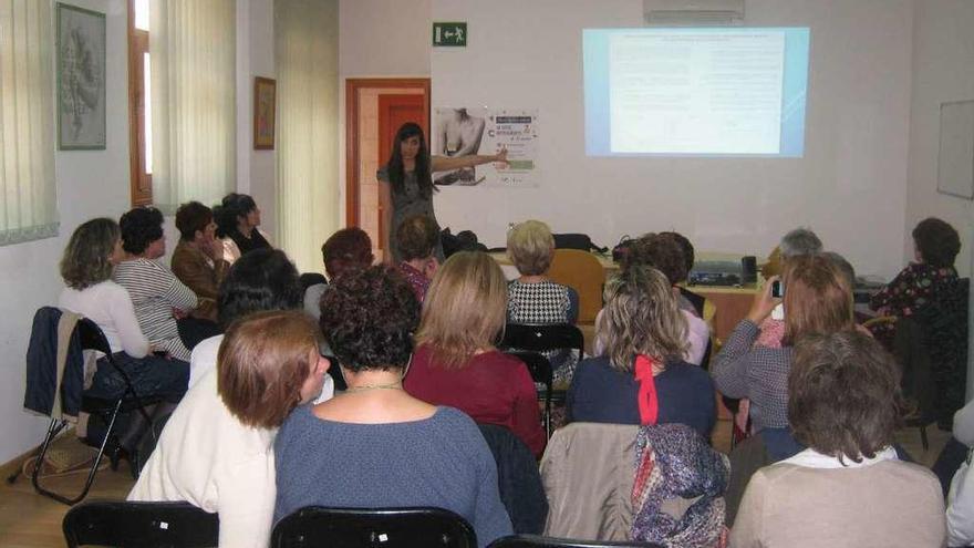 Laura García imparte una charla sobre alimentación saludable