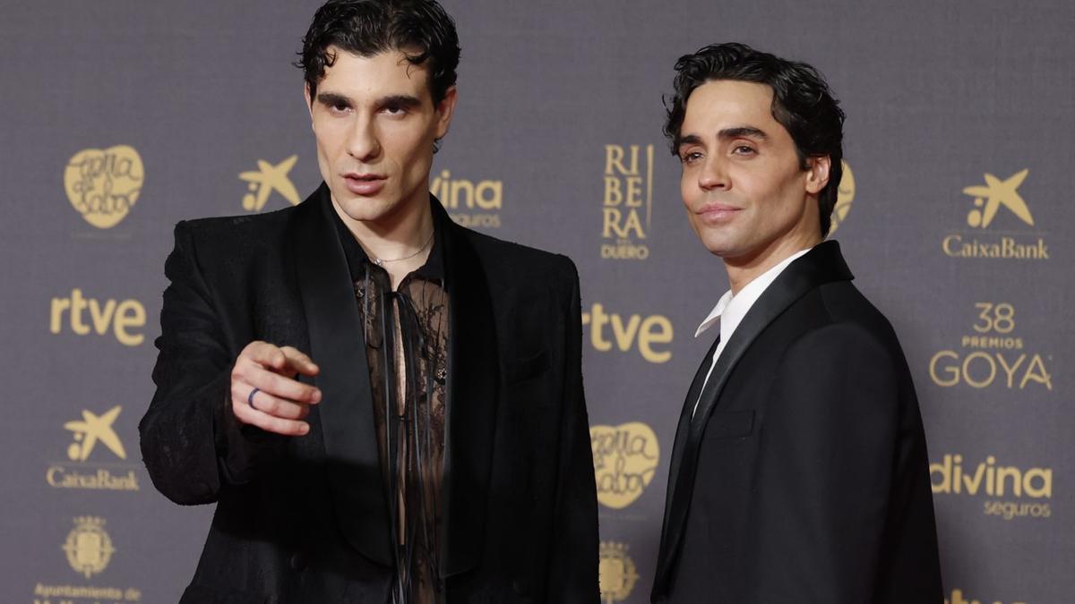 Javier Ambrossi (d) y Javier Calvo (i) en la ceremonia de entrega de la 38 edición de los Premios Goya 2024 en Valladolid.