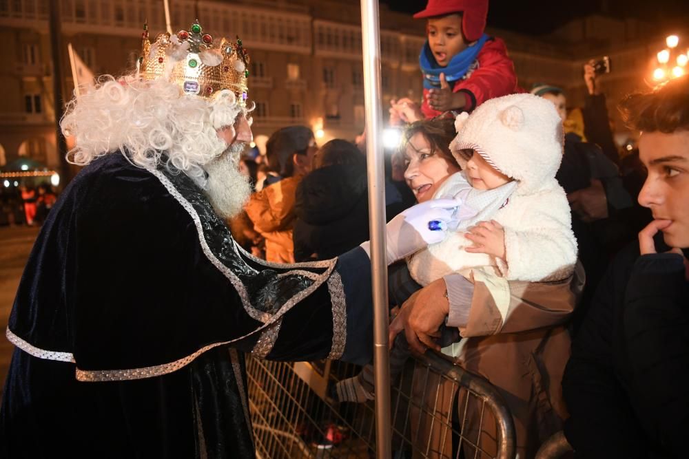 Los Reyes Magos recorren la ciudad desde O Castrillón hasta la plaza de María Pita.