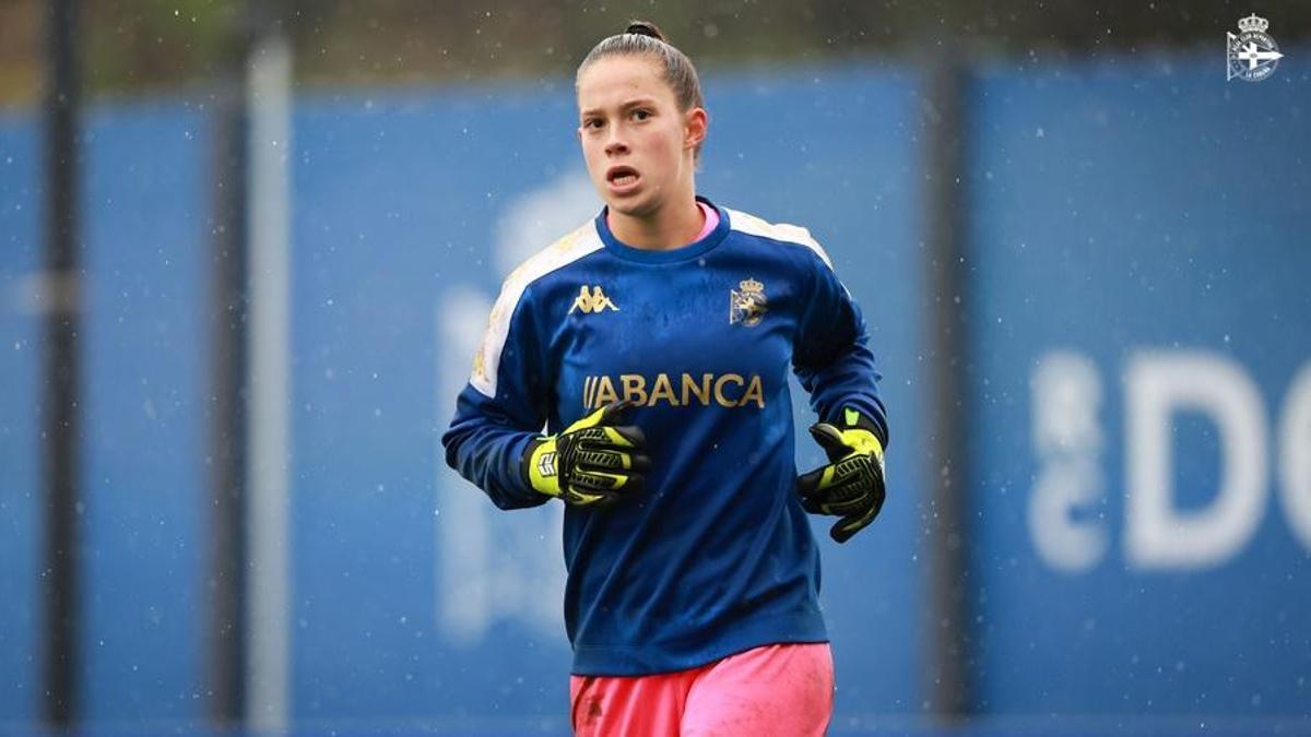 Antía Veiga, durante un calentmaiento con el Deportivo