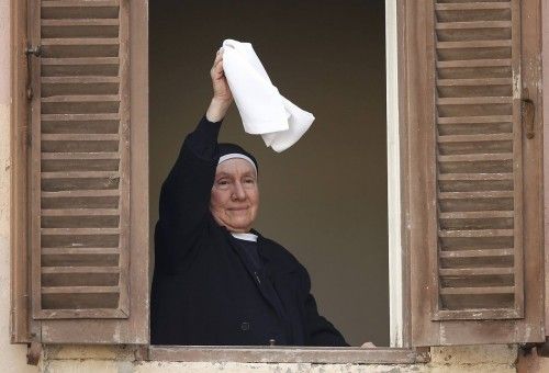 Una monja saluda al Papa
