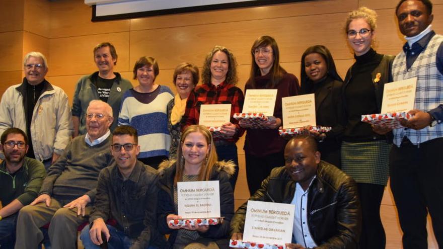 Els premiats amb membres del jurat i mossèn Climent Forner (assegut) al pavelló de Suècia, dissabte