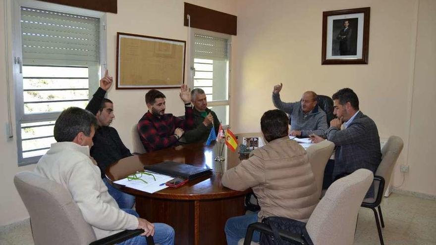 Los representantes del Equipo de Gobierno de Cobreros dan su aprobación, ayer, a uno de los asuntos.