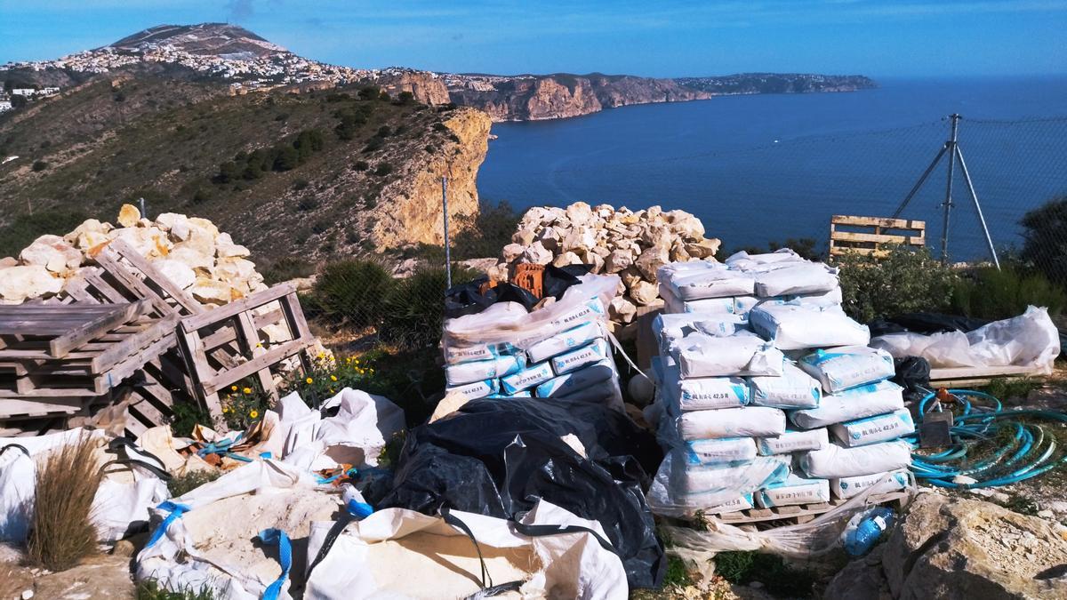 Materiales de obra abandonados junto a la torre vigía