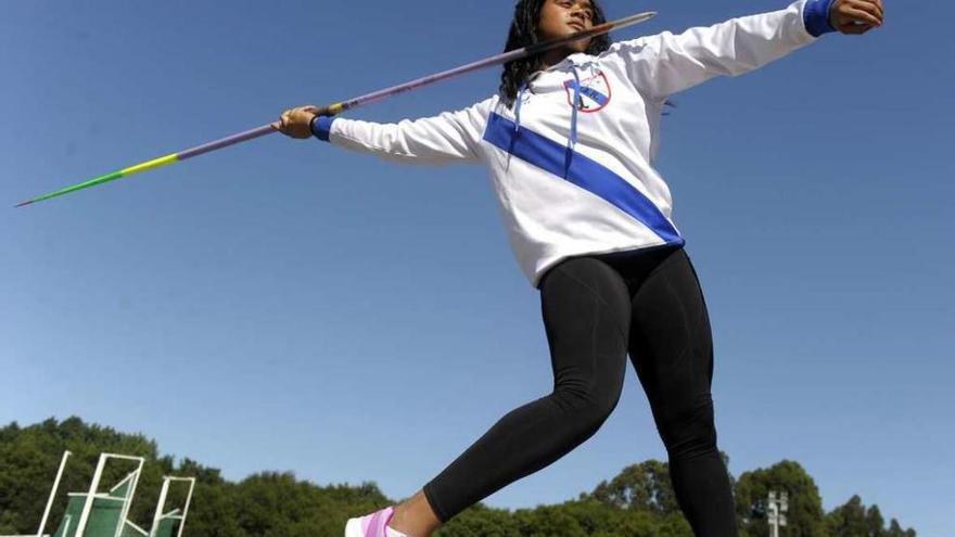 Ivanna Román durante un entrenamiento en la Escuela de Lanzamientos de A Coruña.