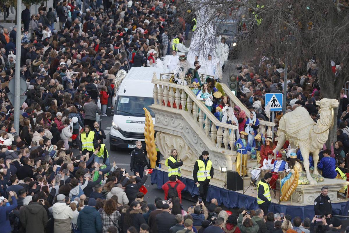 La Cabalgata de los Reyes Magos reparte ilusión por las calles de Córdoba