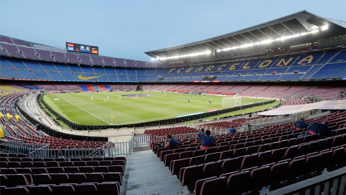 Las gradas del Camp Nou, vacías mientras los jugadores realizan los ejercicios de calentamiento