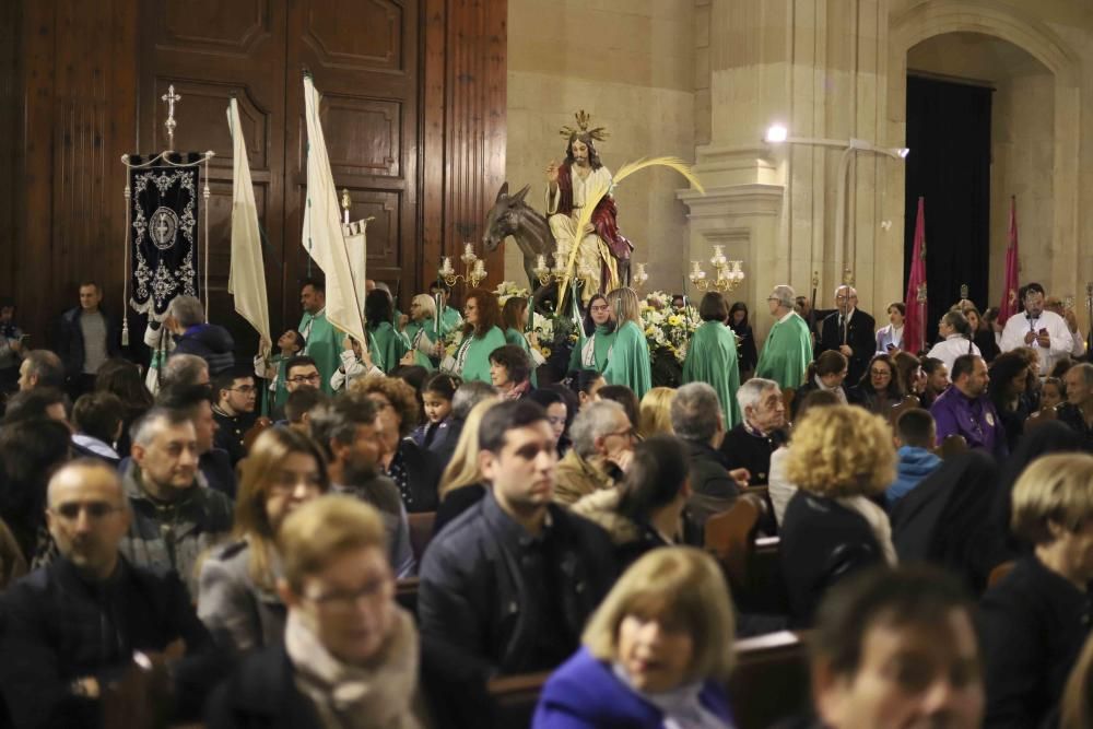 Procesión en el interior de la iglesia la Seu en Xàtiva