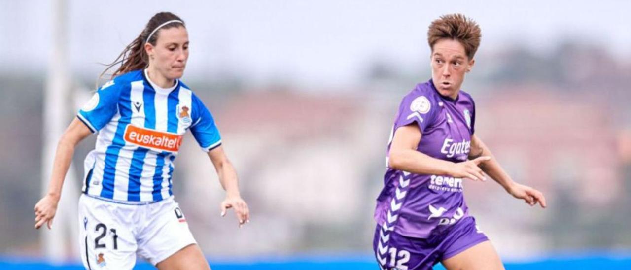 Claire trata de controlar el balón ante la presión de Gemma Gili.