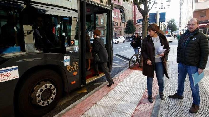 Ana Rivas y el técnico Adolfo Onís, ayer, en la parada de Bermúdez de Castro, ya reformada para mejorar la accesibilidad.