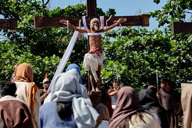 Filipinos se crucifican para celebrar el Viernes Santo