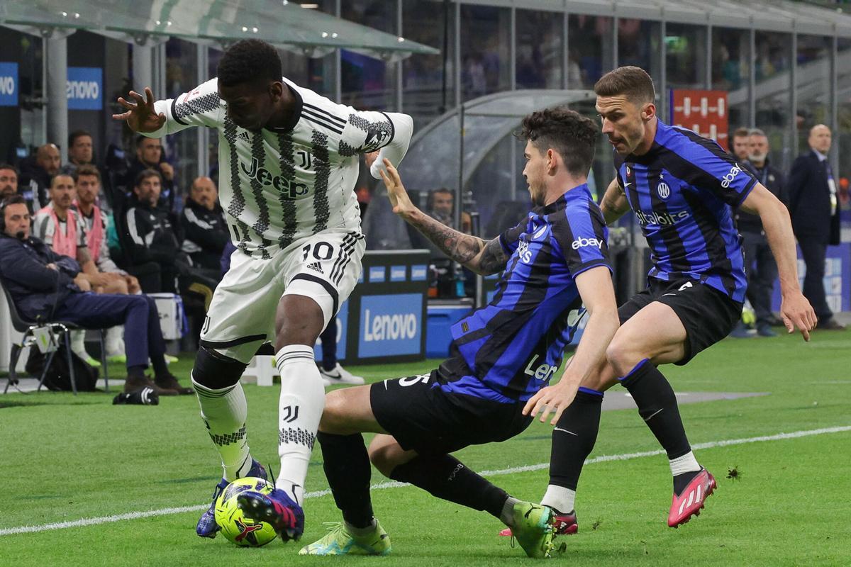 Bastoni, en una acción del partido ante la Juventus