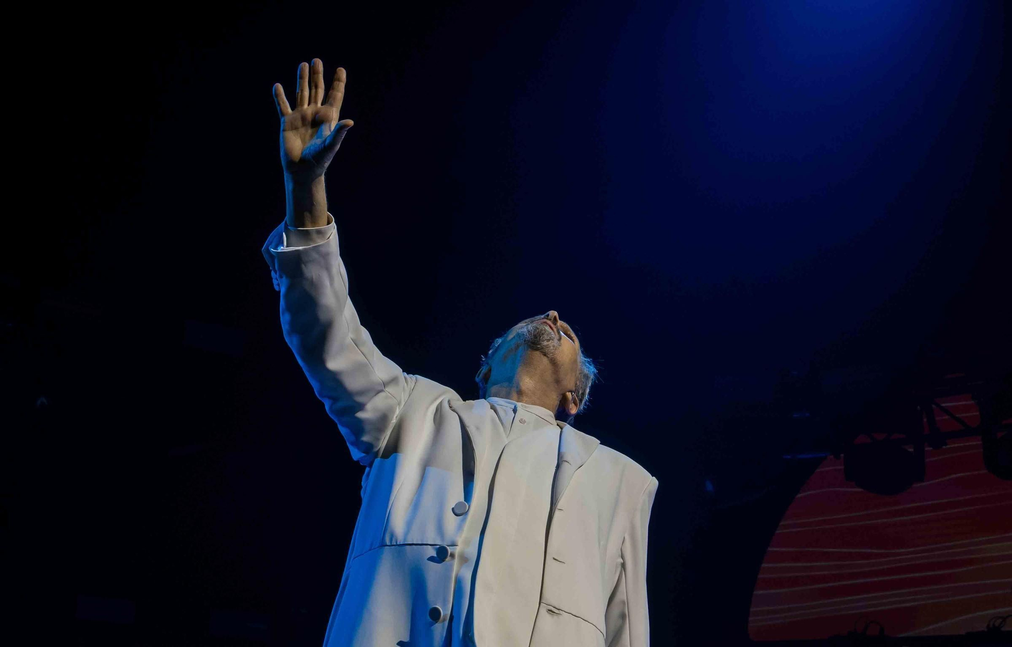 Miguel Bosé enamora al público de Alicante en la Plaza de Toros