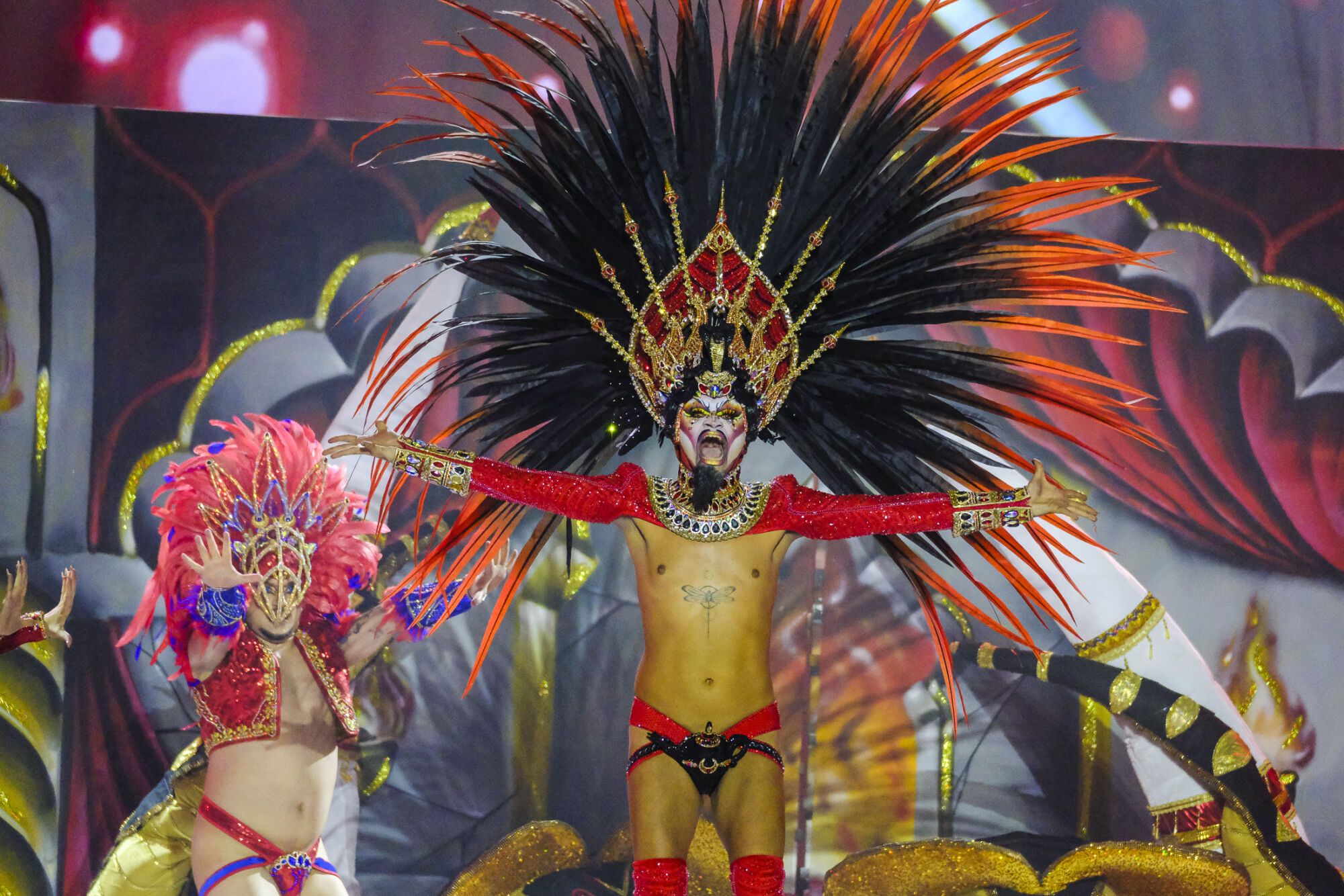 Número 2. Drag Hefesto (Yeremi González Hernández) Con el patrocinio de Ángel Díaz Tattoo y un diseño de Néstor Santana presenta el espectáculo ¡Uf! ¡Qué mal genio, guapa!